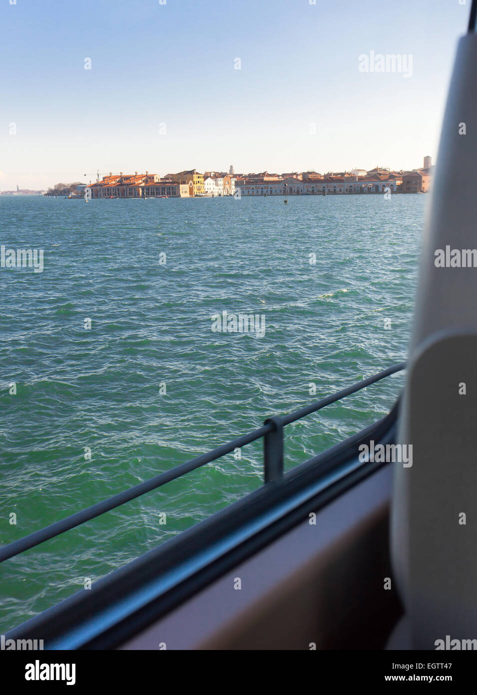 Blick auf die Lagune von Venedig aus in dem Zug Wagen Spuren auf dem Wasser unterwegs. Stockfoto