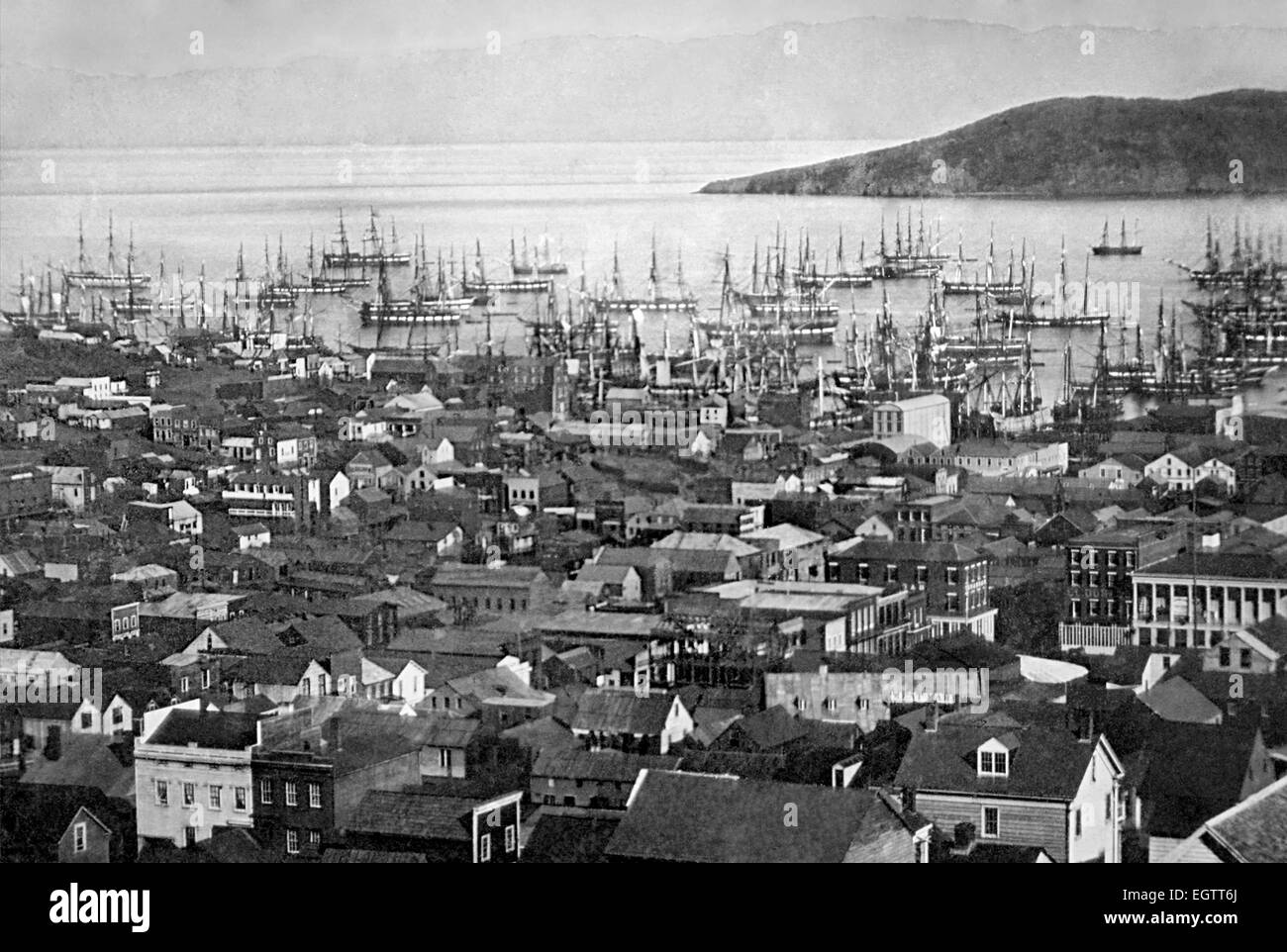 Hafen von San Francisco Yerba Buena Cove in 1850 oder 1851 mit Yerba Buena Island und Berkeley Hills, im Hintergrund während des kalifornischen Goldrausches. Stockfoto