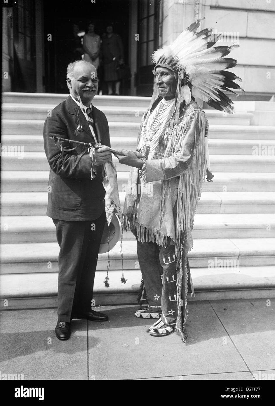 Vice President Curtis erhält Friedenspfeife von Chief Red Tomahawk, Slayer von Sitting Bull. Stockfoto