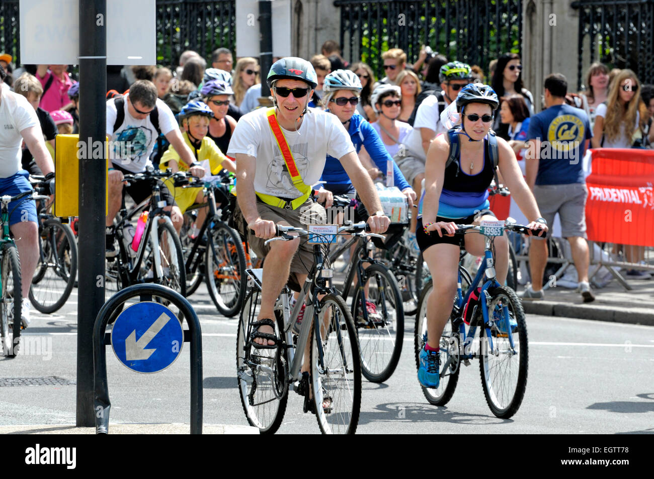 Aufsichtsrechtlichen RideLondon FreeCycle-Ereignis durch die Londoner, bevor am Nachmittag-Grand Prix-Rennen für Profis Stockfoto