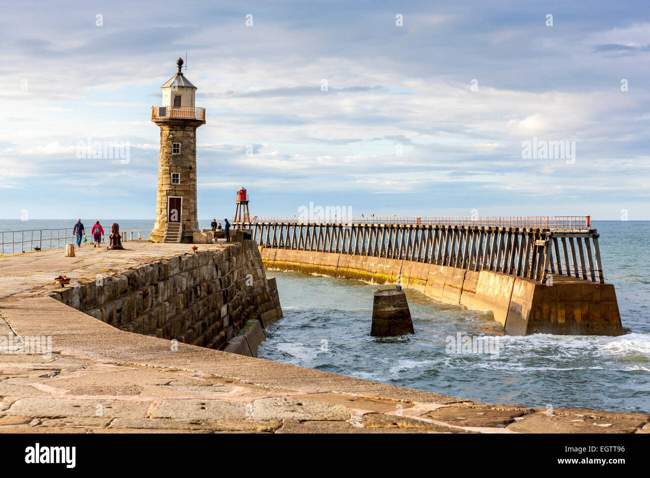 Whitby Piers in Whitby, North Yorkshire, England, Vereinigtes Königreich, Europa. Stockfoto