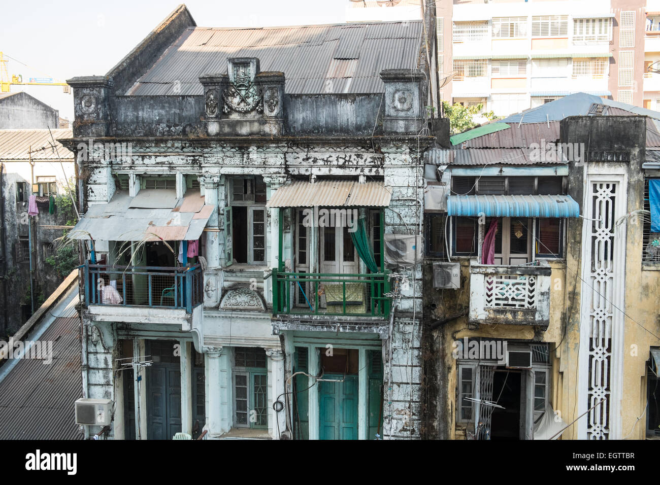 Kolonialgebäude, Renovierungen, Entwicklung und Satellitenschüssel auf Dachterrasse im Zentrum, Zentrum von Yangon, Rangun, Myanmar, Stockfoto