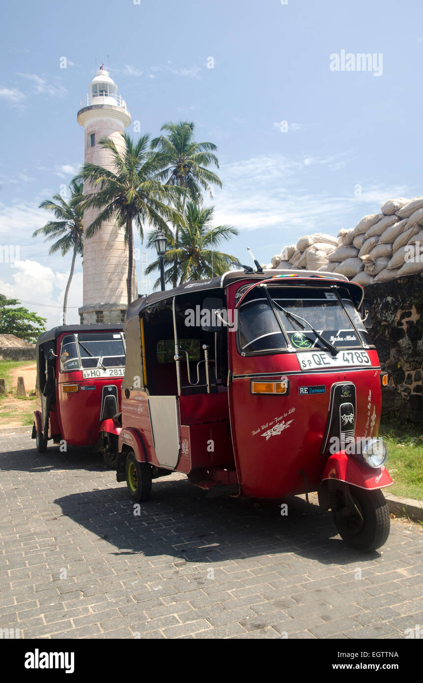 Tuktuks mit dem Leuchtturm im Hintergrund, Galle Fort, Sri Lanka Stockfoto