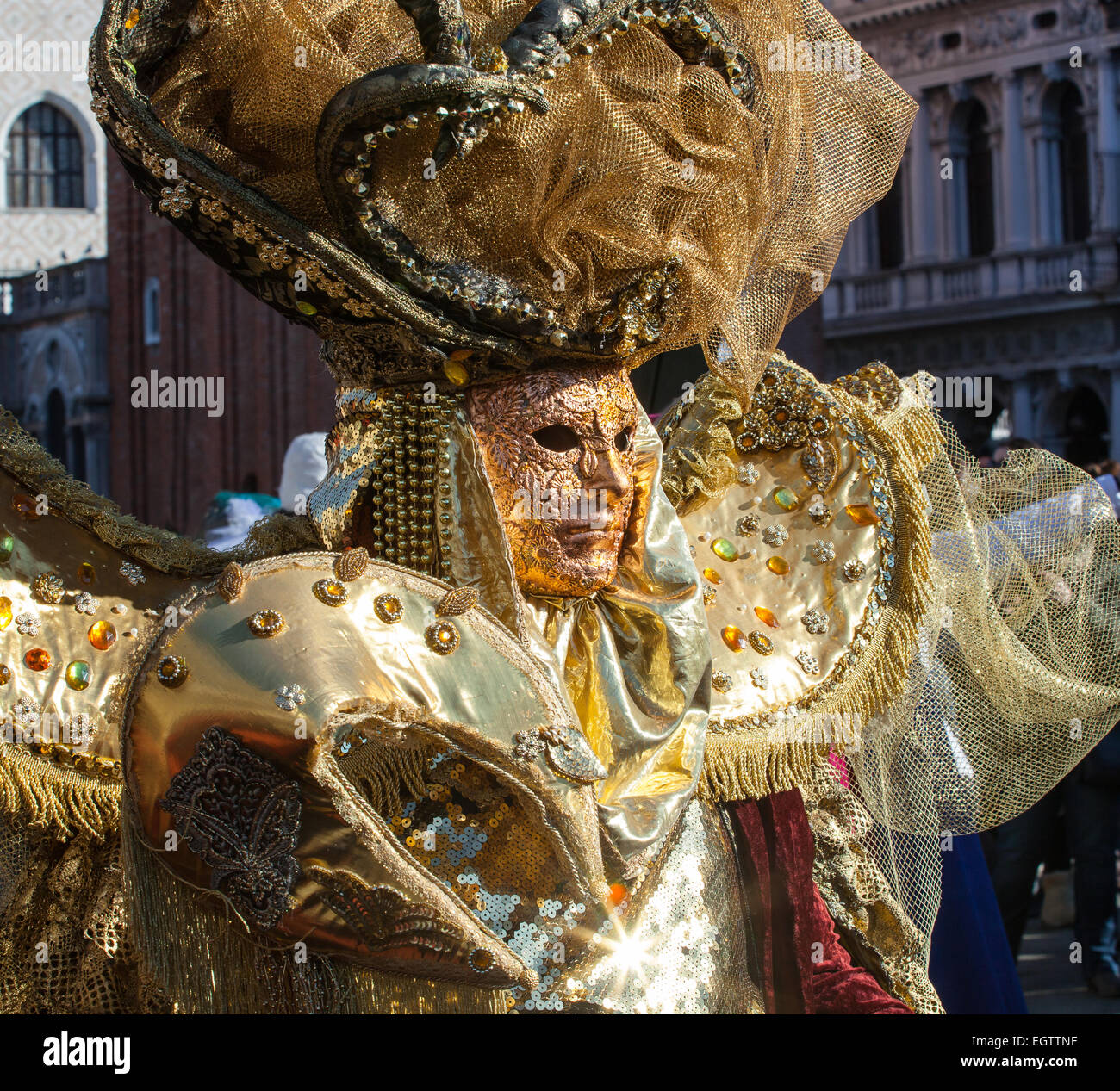 Goldene Maske mit Verzierungen und Schnitzereien während der Karneval von Venedig 2015-Ausgabe. Stockfoto