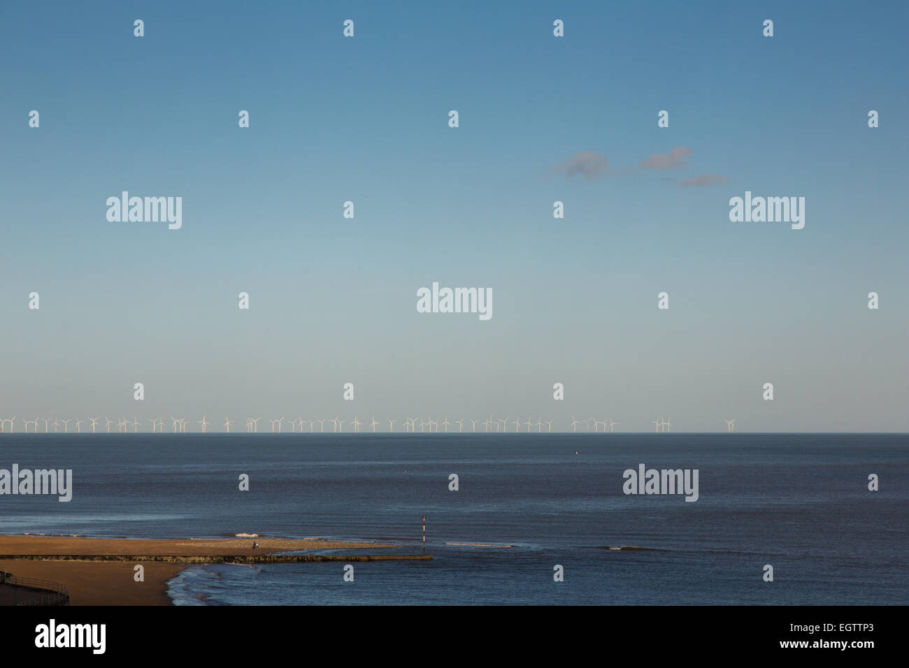 Offshore-Windenergieanlagen auf dem Horizont, Ramsgate, Kent Stockfoto