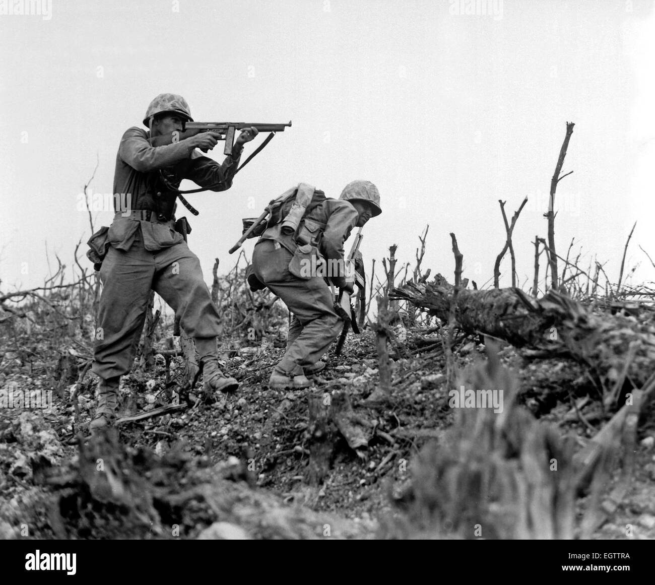 Marine Brände auf eine japanische Position mit einem M1 Thompson Maschinenpistole während eines Vorschusses auf Okinawa 1945 Stockfoto