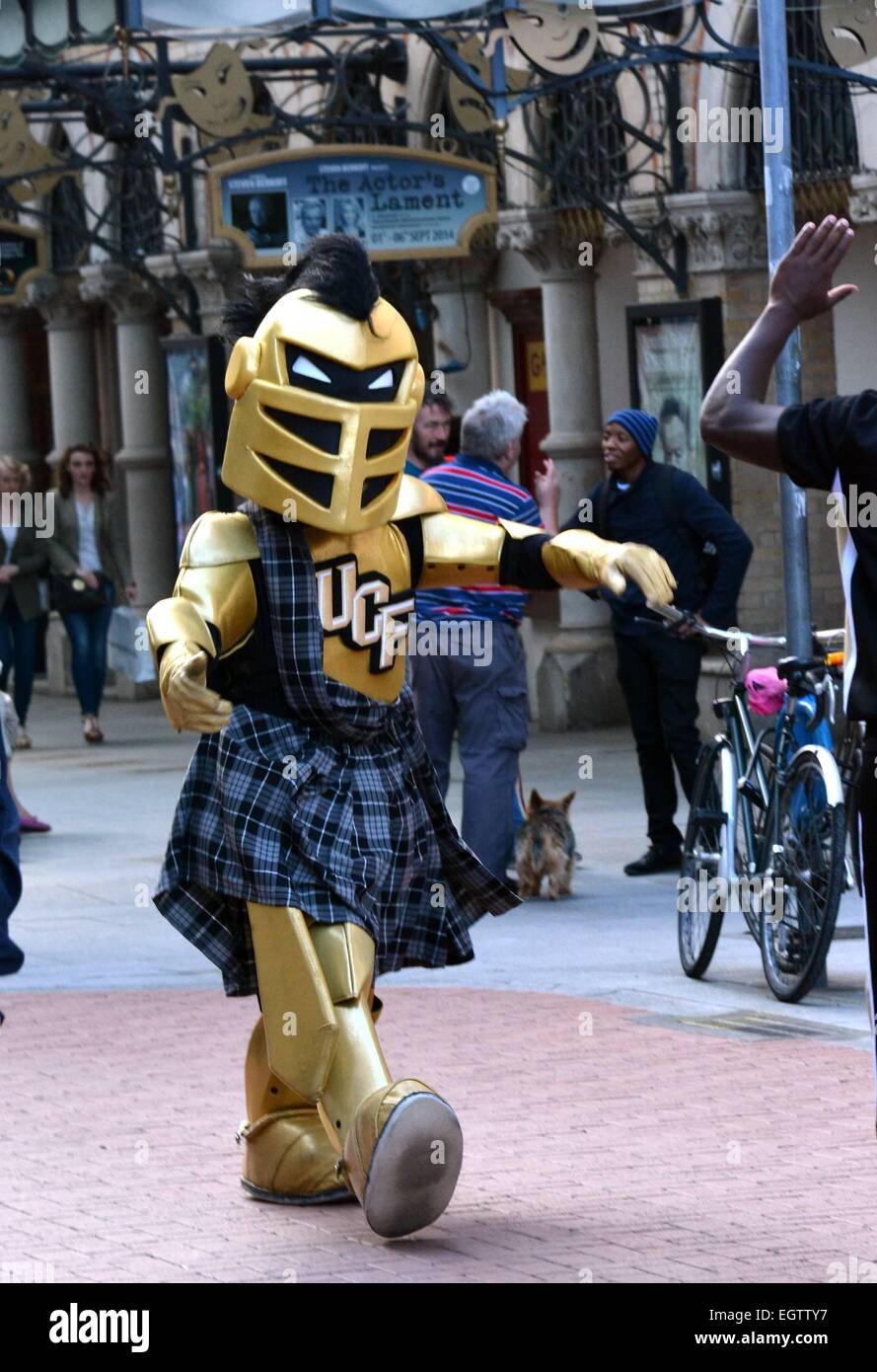 Rivalisierende uns Cheerleader-Squads, Penn State (Pennsylvania State University) & UCF (University of Central Florida), setzen Sie auf eine improvisierte Performance, die außerhalb der Gaiety Theatre vor American Football Penn State V UCF im Croke Park teams am kommenden Samstag, Stockfoto