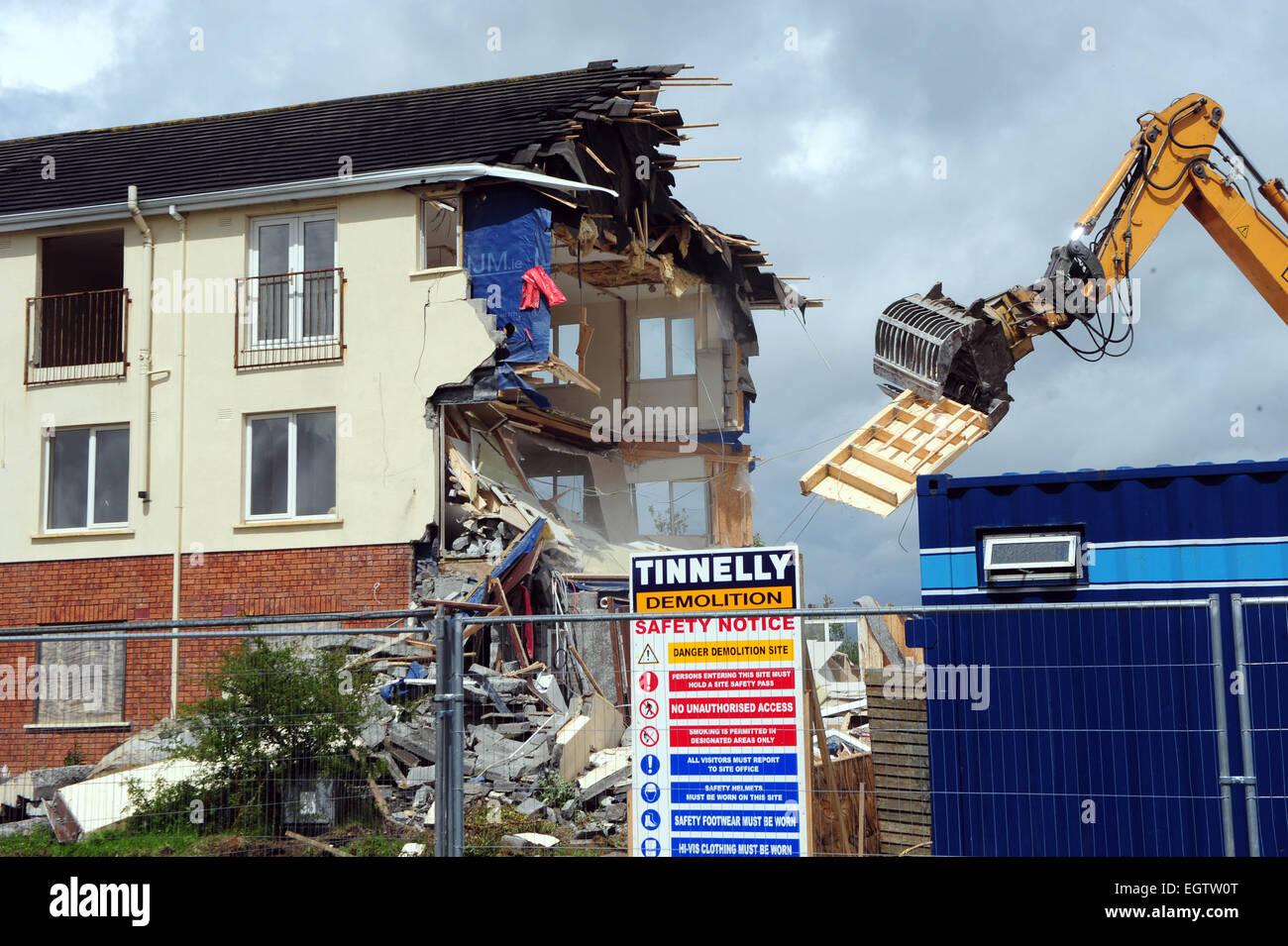 Abbrucharbeiten auf Gleann Riada Wohnsiedlung Toren Longford Stadt durchgeführt werden. Foto: James Flynn/Alamy Stockfoto