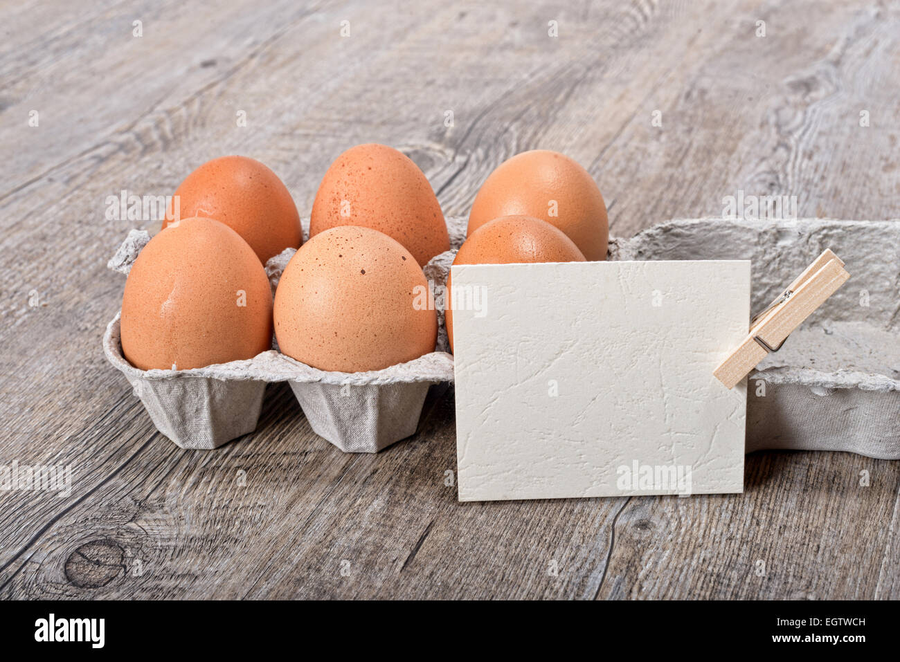 Eierkarton mit einem Etikett auf einem Tisch Stockfoto