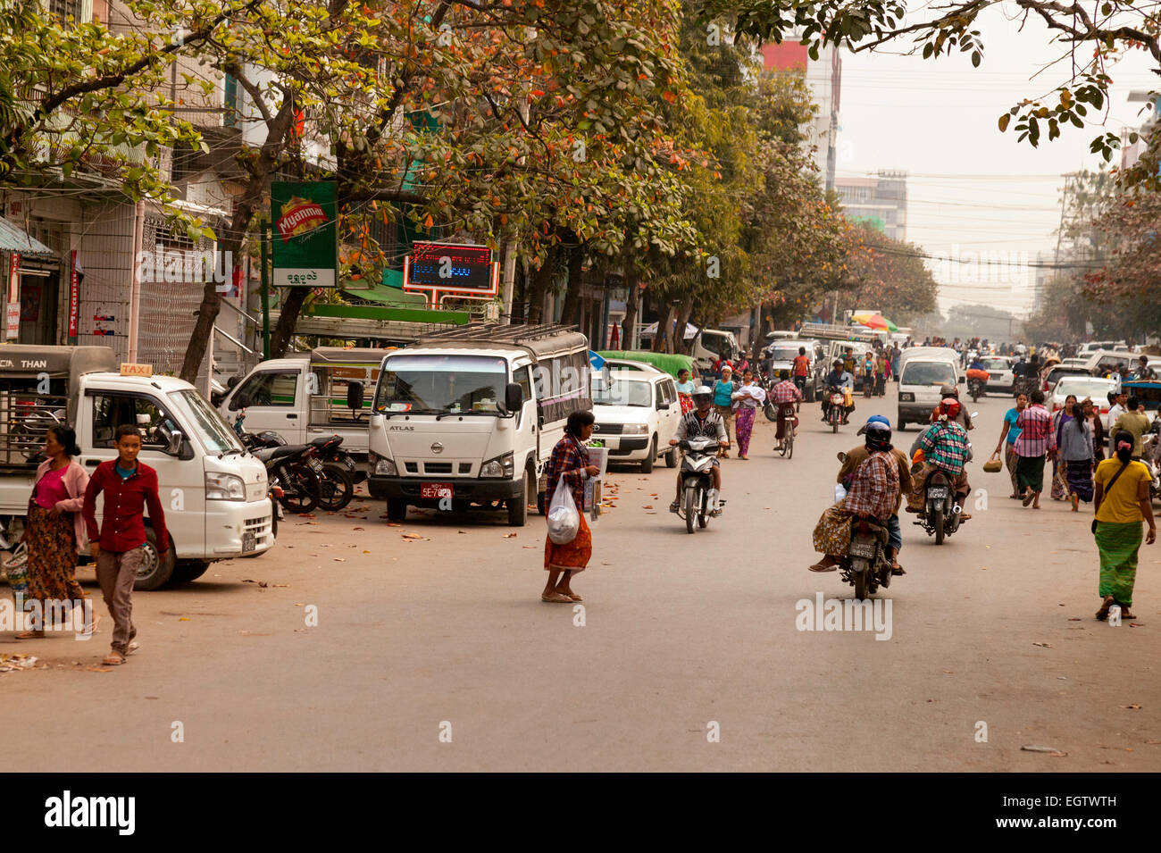 Straßenszene auf dem Weg nach Mandalay, Mandalay, Myanmar (Burma), Asien Stockfoto