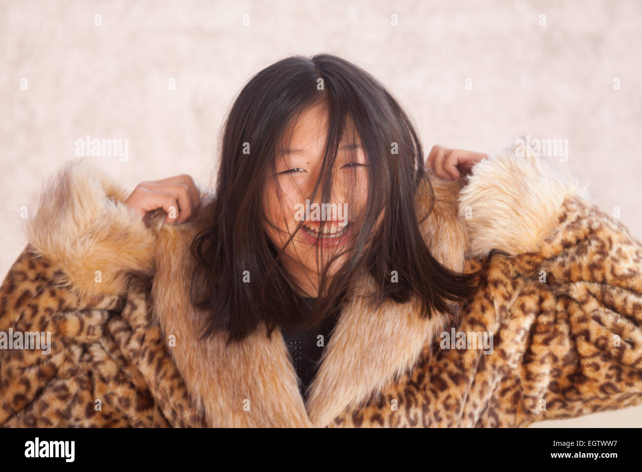 Sehr schöne chinesische Mädchen, gekleidet Lächeln glücklich mit einem ethnischen Mantel. Stockfoto