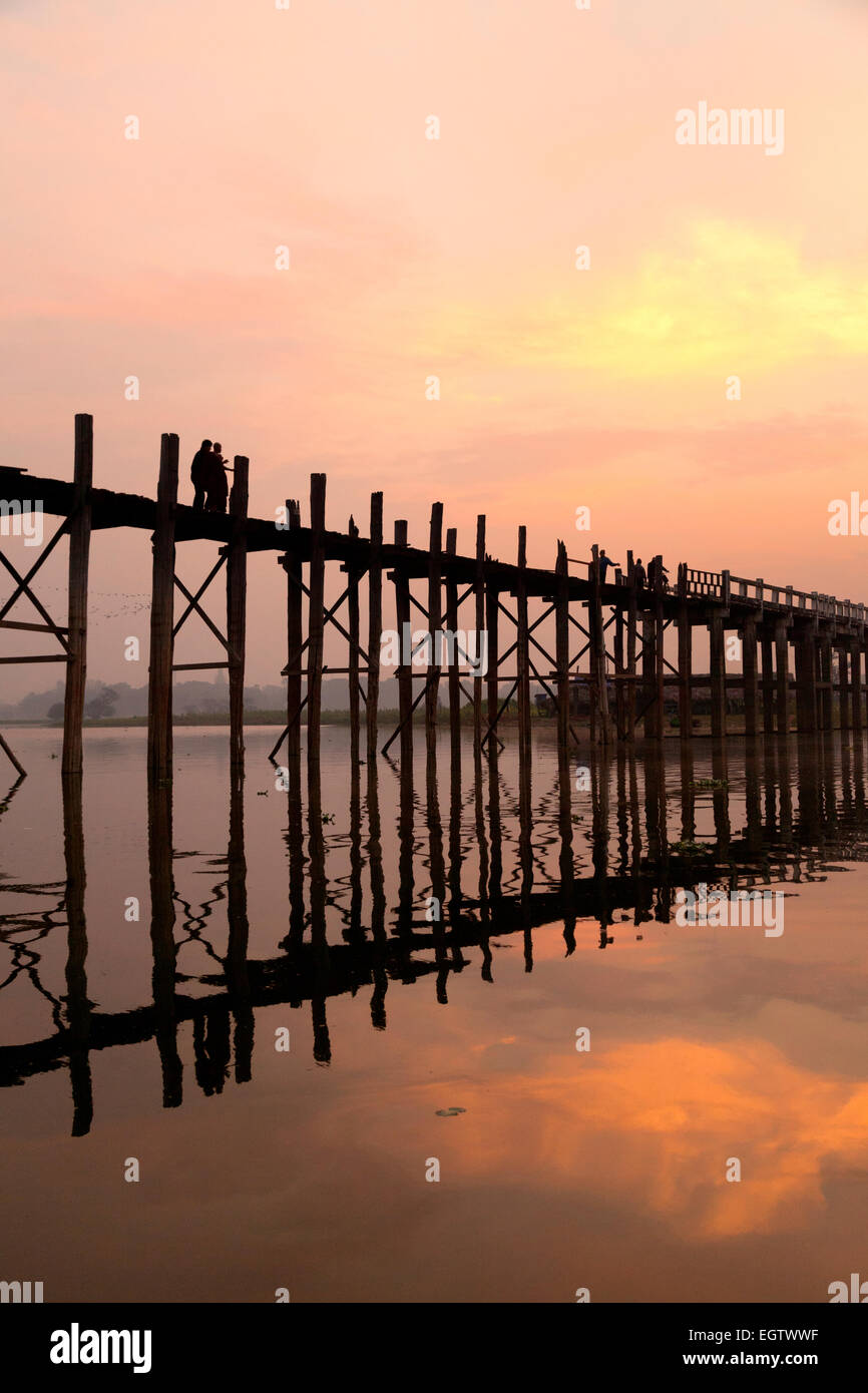Sonnenuntergang, die U Bein Brücke über den Taungthaman See, Mandalay, Myanmar (Burma), Asien Stockfoto