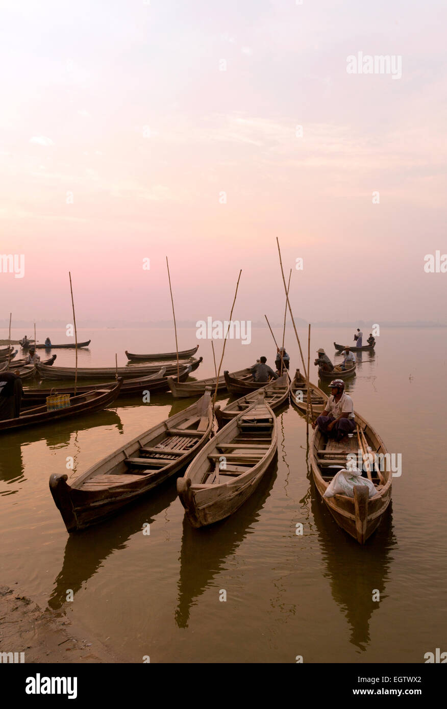 Angelboote/Fischerboote auf Taungthaman-See in der Dämmerung, Mandalay, Myanmar (Burma), Asien Stockfoto