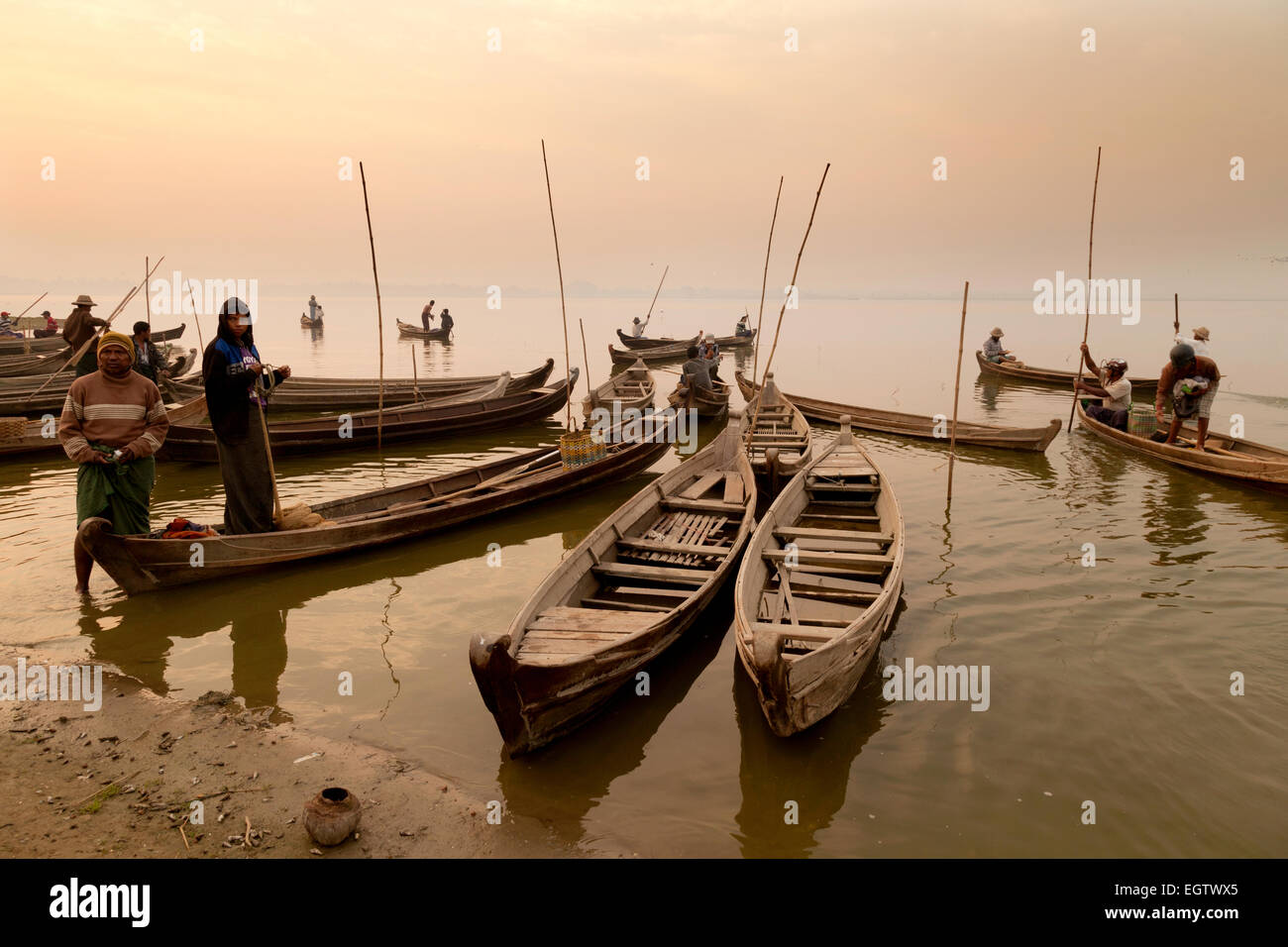 Fischer und Angelboote/Fischerboote auf Taungthaman See am Abend, Mandalay, Myanmar (Burma), Asien Stockfoto