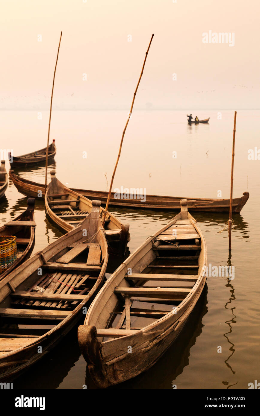 Angeln, Boote und Fischer Angeln im Morgengrauen, Taungthaman See, Mandalay, Myanmar (Burma), Asien Stockfoto