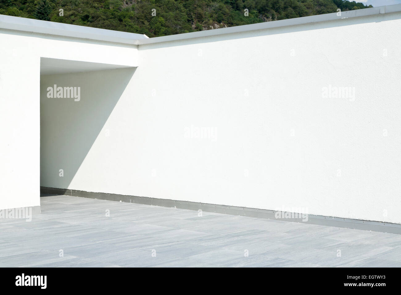 Terrasse von einem modernen weißen Haus Wand Stockfoto