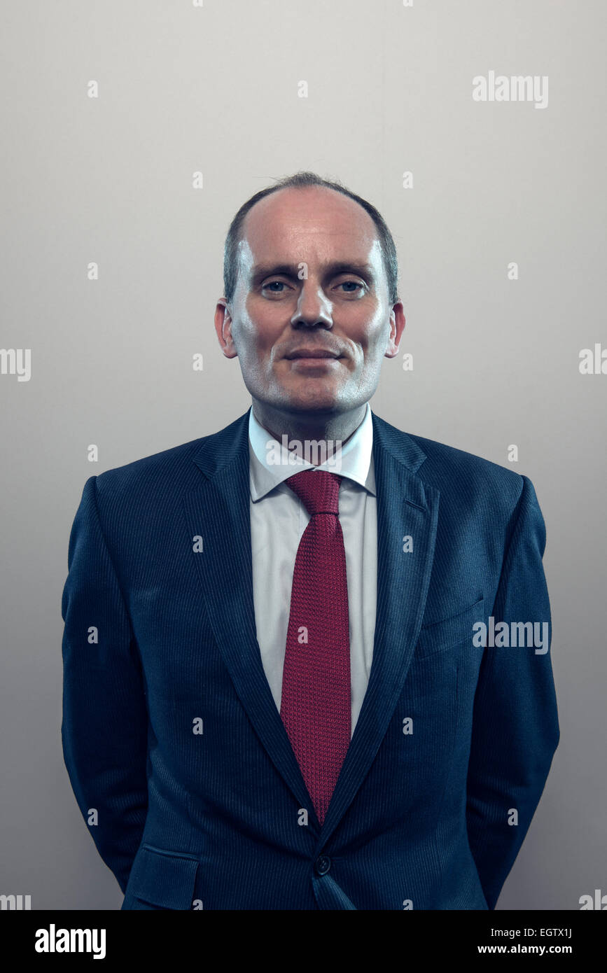 ökologische Porträt des Exekutivdirektors Geschäftsmann im Anzug beleuchtet auf kreative Weise zu Technologie & Fortschritt bedeuten Stockfoto