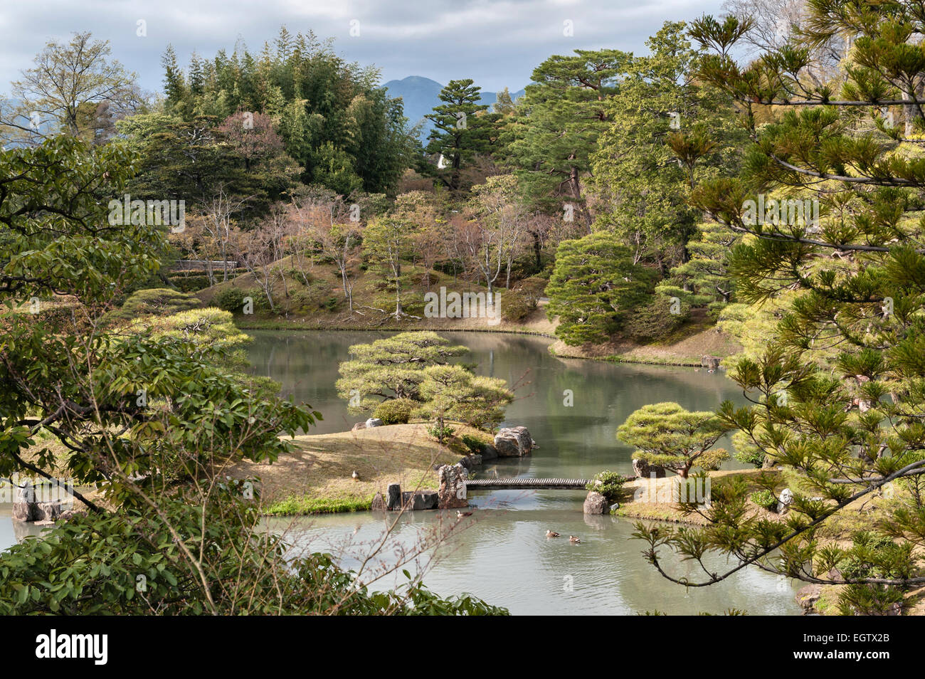 Kyoto, Japan. Die Gärten von Katsura Kaiservilla (Katsura Rikyu) im Frühjahr. Brücke Stockfoto