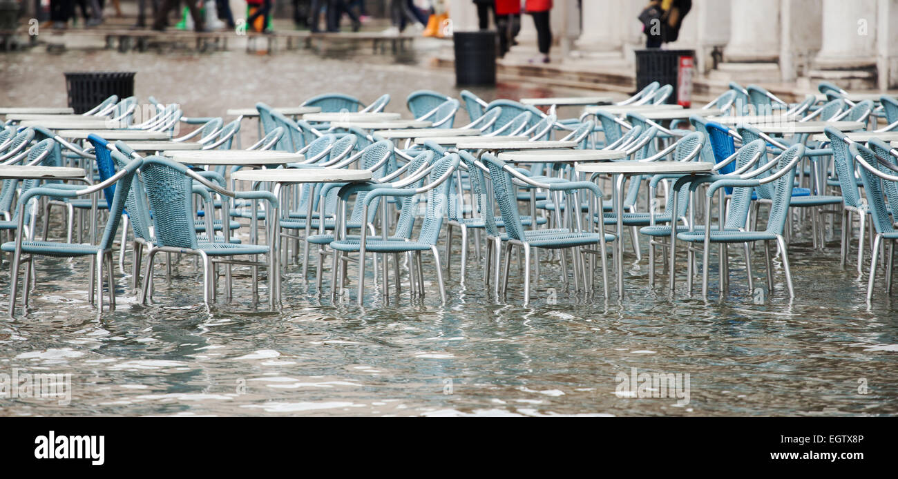 Tische und Stühle mit Hochwasser in Markusplatz, Venedig, Italien. Stockfoto