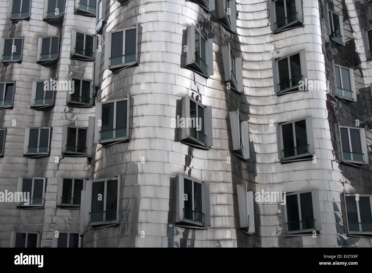 Rheinhafen-Zentrum von Kunst und Medien, entworfen von dem Architekten Frank Gehry in Düsseldorf, Deutschland. Stockfoto