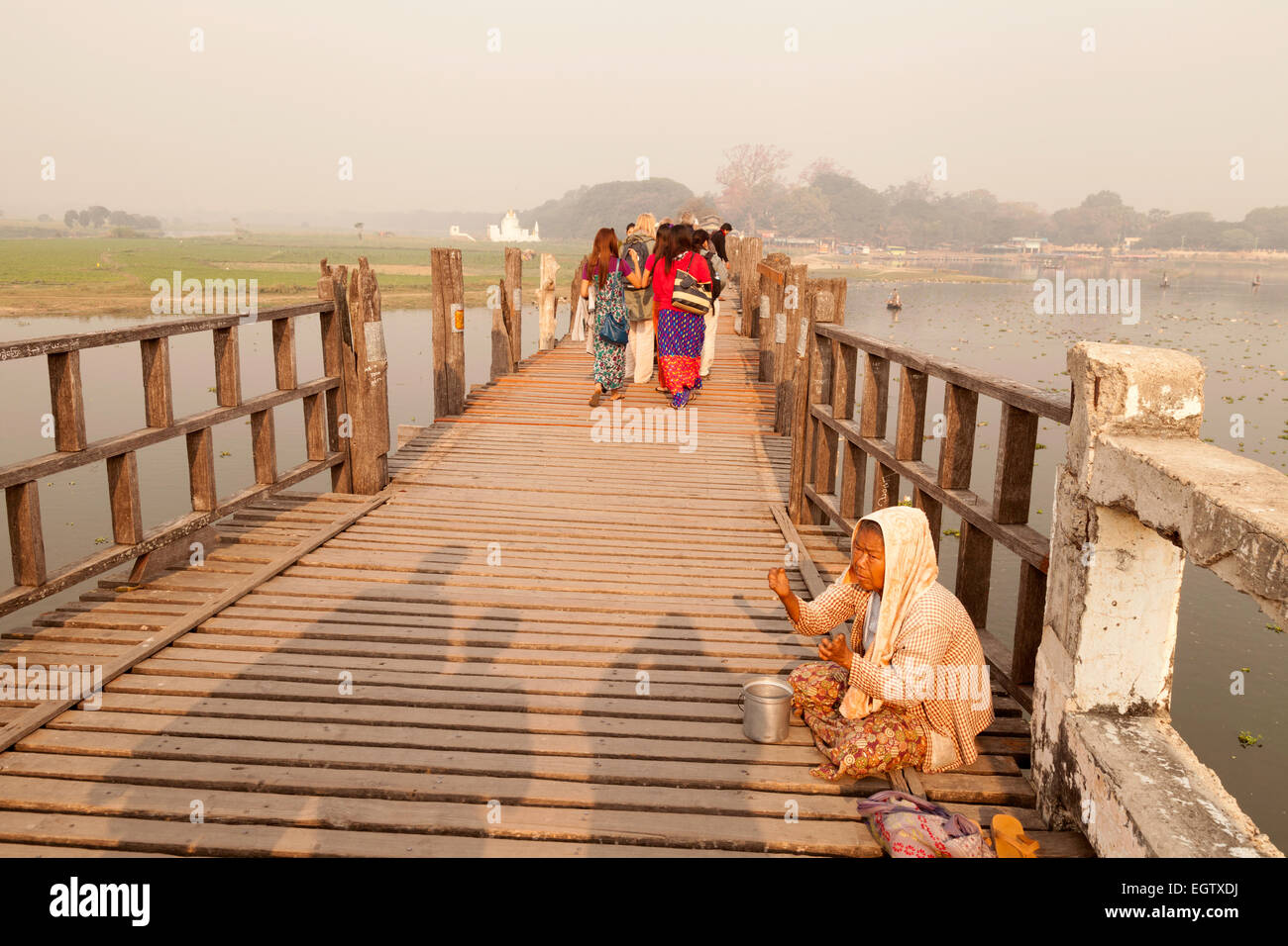 Eine alte Frau mit Lepra (ein Aussätziger), Betteln auf die U Bein Brücke, Mandalay Myanmar (Burma), Asien Stockfoto