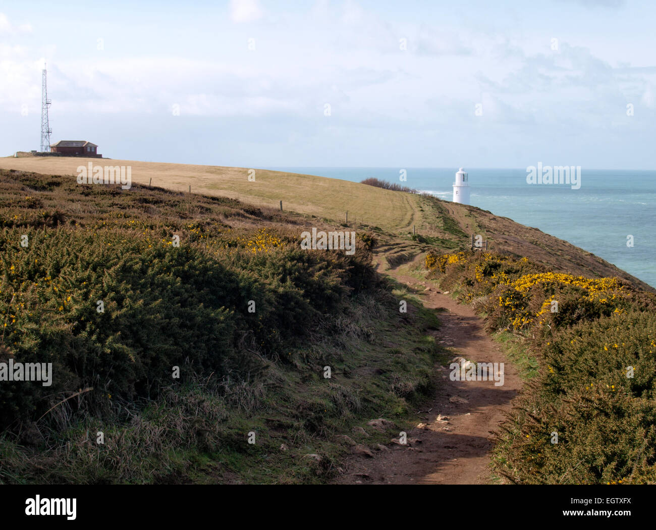 Südwestküste-Weg bei Trevose Head mit Leuchtturm in der Ferne, Cornwall, UK Stockfoto