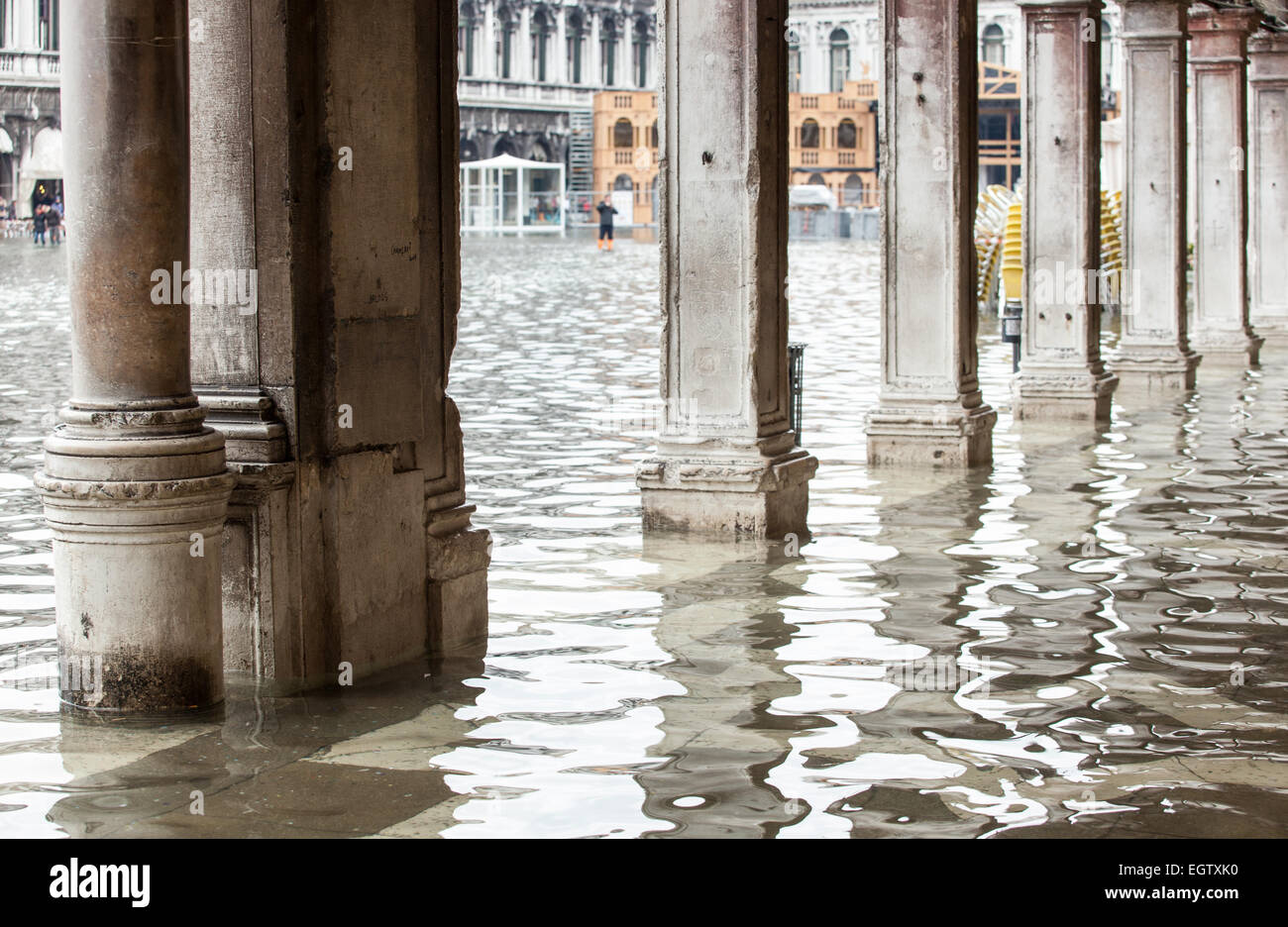 Blick auf die Arkaden der Piazza San Marco mit Hochwasser in Venedig, Italien. Stockfoto