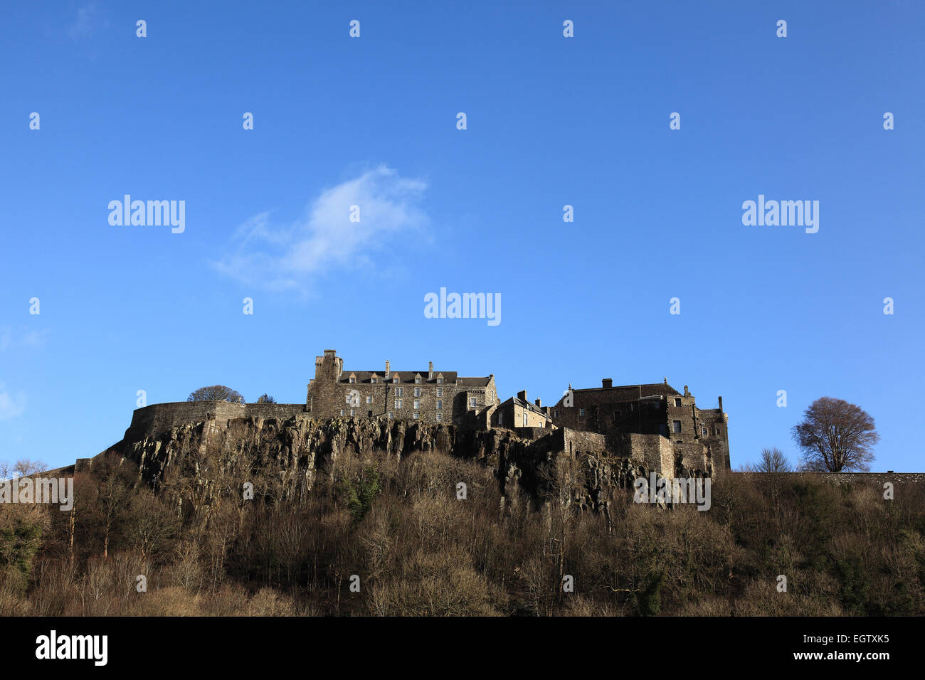 Stirling Castle, auf einem Felsen, der als Castle Hill bekannt ist. Es handelt sich um ein antikes Monument, das von Historic Scotland verwaltet wird. Stockfoto