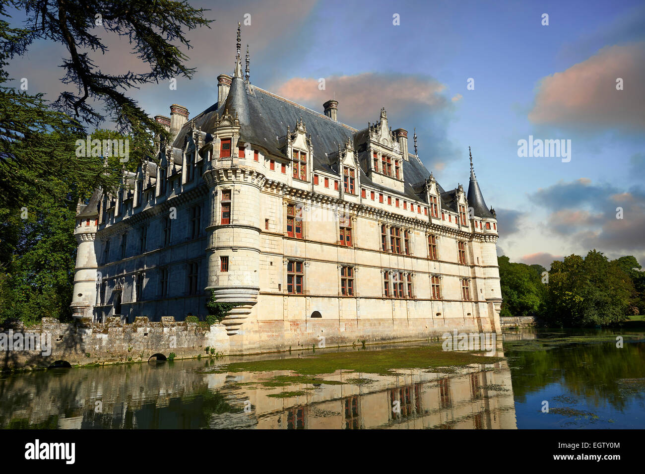 Außenseite des Renaissance-Schloss d'Azay-le-Rideau mit seinen Wassergraben, erbaut zwischen 1518 und 1527, Loiretal, Frankreich Stockfoto