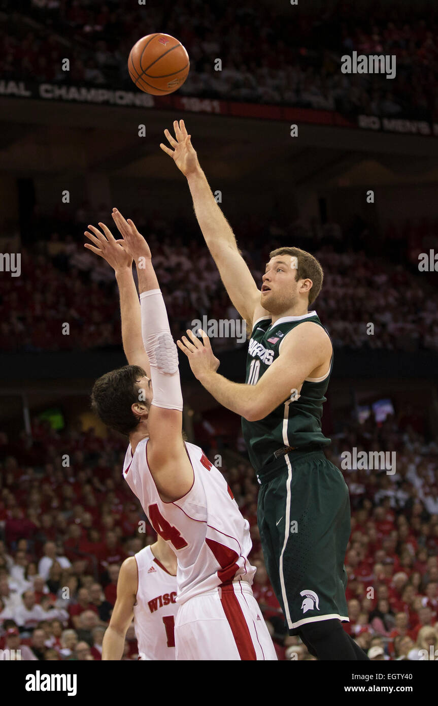 Madison, Wisconsin, USA. 1. März 2015. Michigan State Spartans, die nach vorne Matt Costello #10 über Wisconsin Badgers schießt vorwärts Frank Kaminsky #44 während der NCAA Basketball-Spiel zwischen den Wisconsin Badgers und Michigan State Spartans im Kohl Center in Madison, Wisconsin. Wisconsin besiegte Michigan State 68-61. Bildnachweis: Cal Sport Media/Alamy Live-Nachrichten Stockfoto