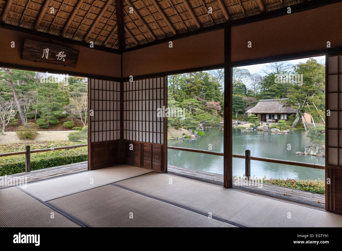 Das Innere des Geppa-Ro Pavillons oder Teehauses in den Gärten der Katsura Imperial Villa (Katsura Rikyu) in Kyoto, Japan Stockfoto