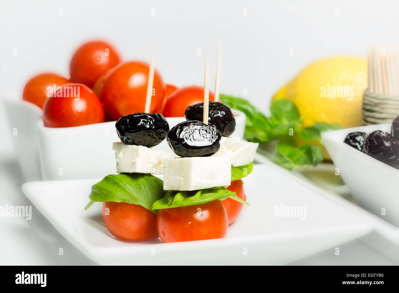 Italienischer Stil - Tomaten, Käse, Oliven und Basilikum Stockfoto