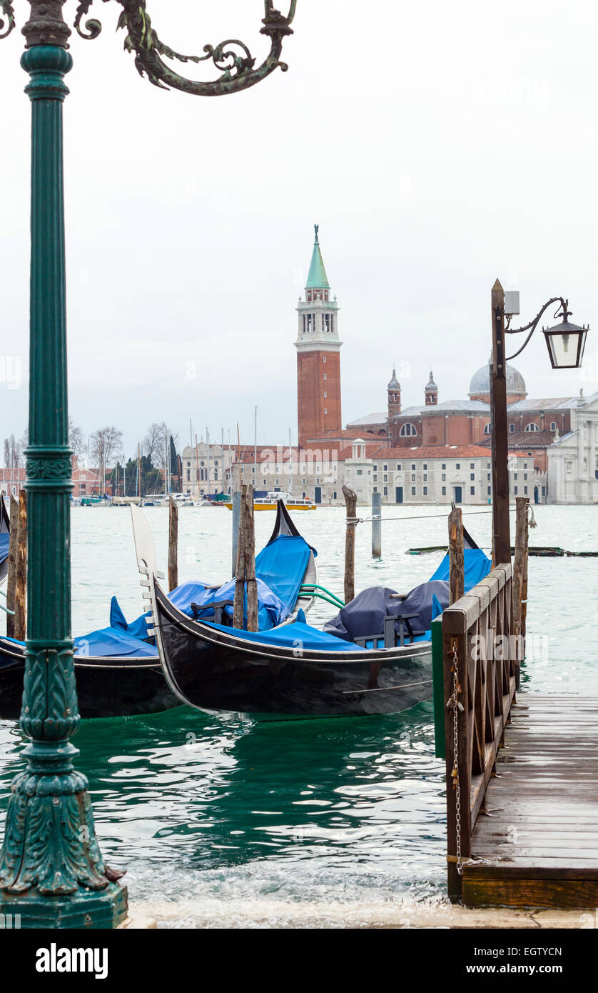 typische venezianische Gondeln mit der Flut, durch das die berühmten Ereignis Hochwasser in Venedig, Italien. Stockfoto