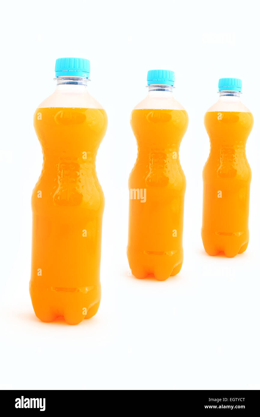 Orange süß Wasser in einer Plastikflasche Stockfoto