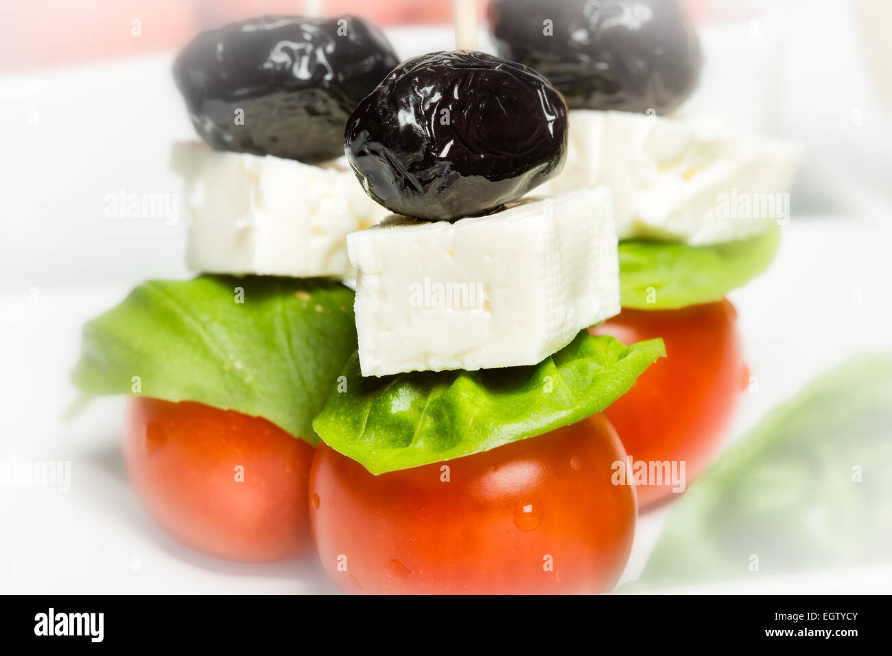 Italienischer Stil - Tomaten, Käse, Oliven und Basilikum Stockfoto