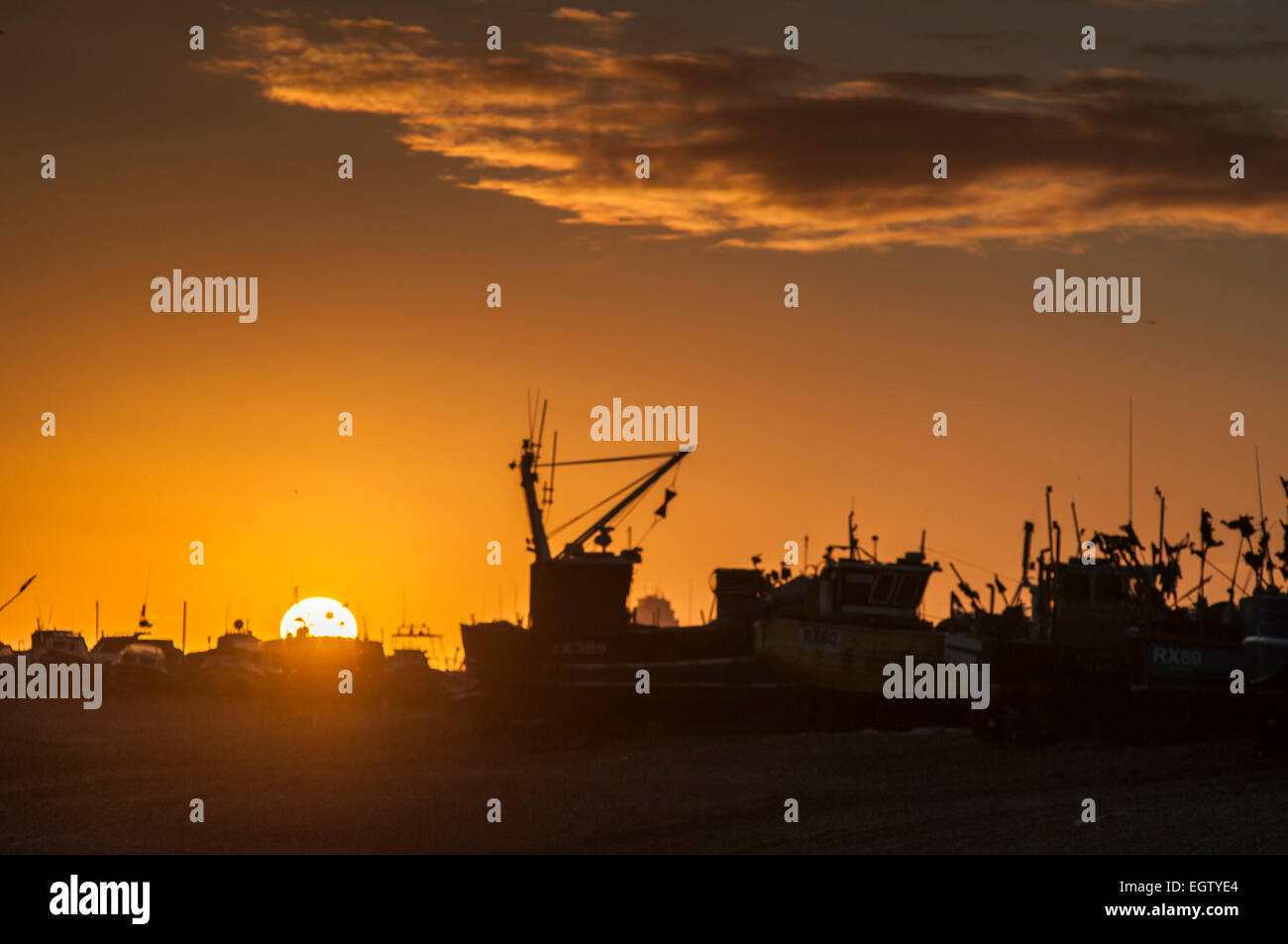 Hastings, East Sussex, Großbritannien. März 2015. Wetter in Großbritannien: Sonnenuntergang über der Fischfangflotte Der Altstadt Stockfoto