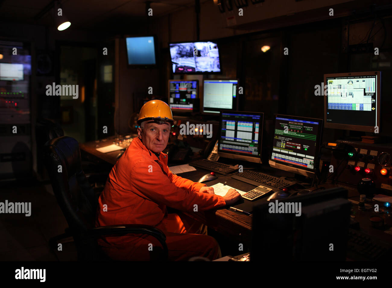 Canton, Ohio, USA. 24. November 2014. 20.11.2014 Canton, Ohio Timken Faircrest Stahlwerk. (im Bild) Jim Henline ist ein 40-Jahr-Veteran der Timken und arbeitet nun als eine Kelle Raffination Operator im Faircrest Werk. Foto: Michael F. McElroy © Michael F. Mcelroy/ZUMA Wire/ZUMAPRESS.com/Alamy Live-Nachrichten Stockfoto