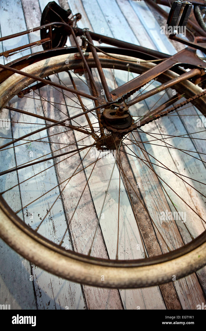 Alte rostige Fahrrad auf einer Holzwand Stockfoto