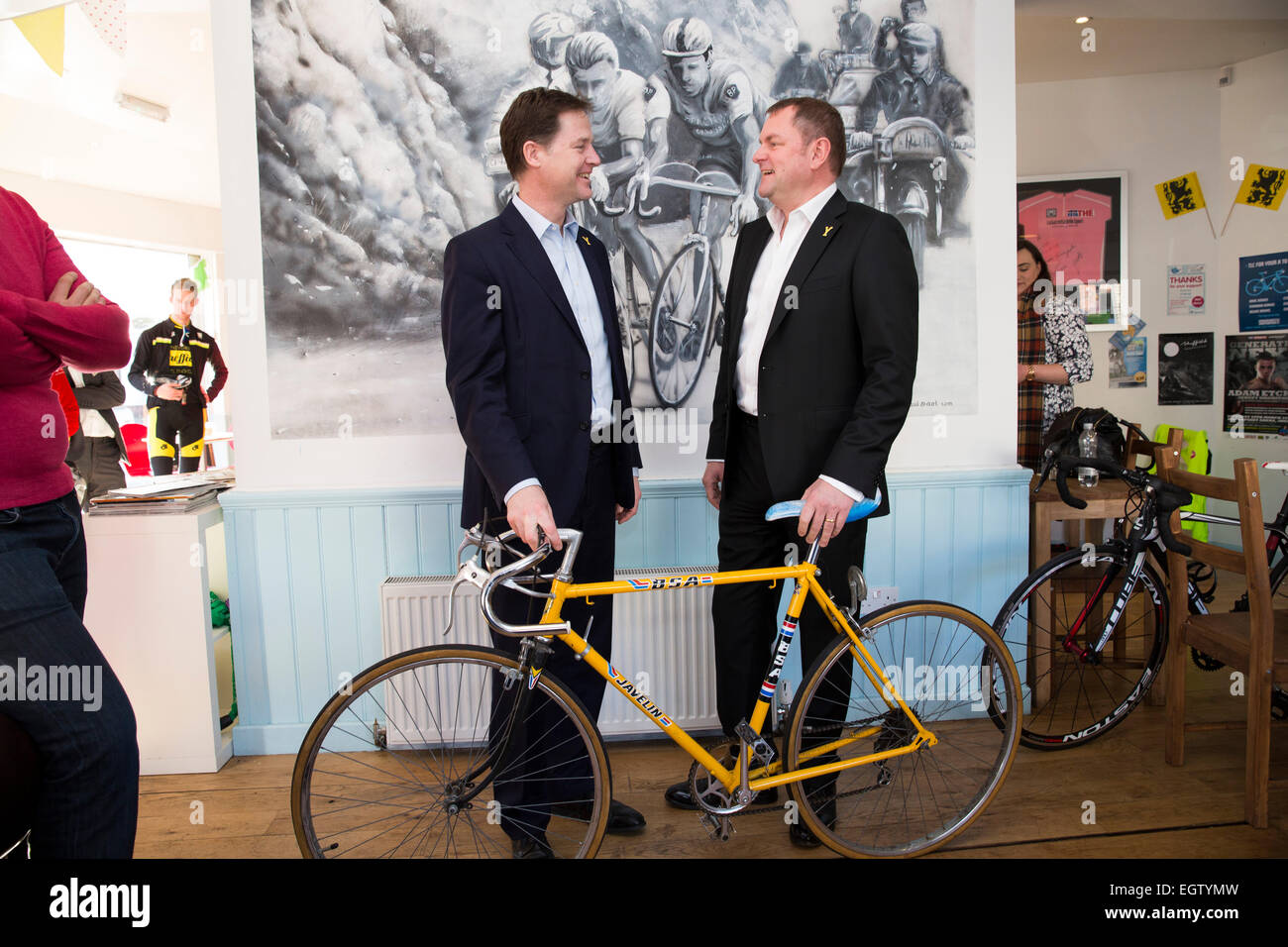 Der Vizepremierminister Nick Clegg Besuch Radsport Café Amici & Bici in Sheffield zu verkünden, Mittel für das Radrennen Stockfoto