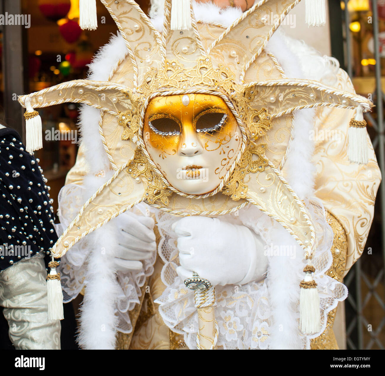 Zepter mit venezianischen Karnevalsmaske Form die Sonne. Venedig, Italien. Stockfoto