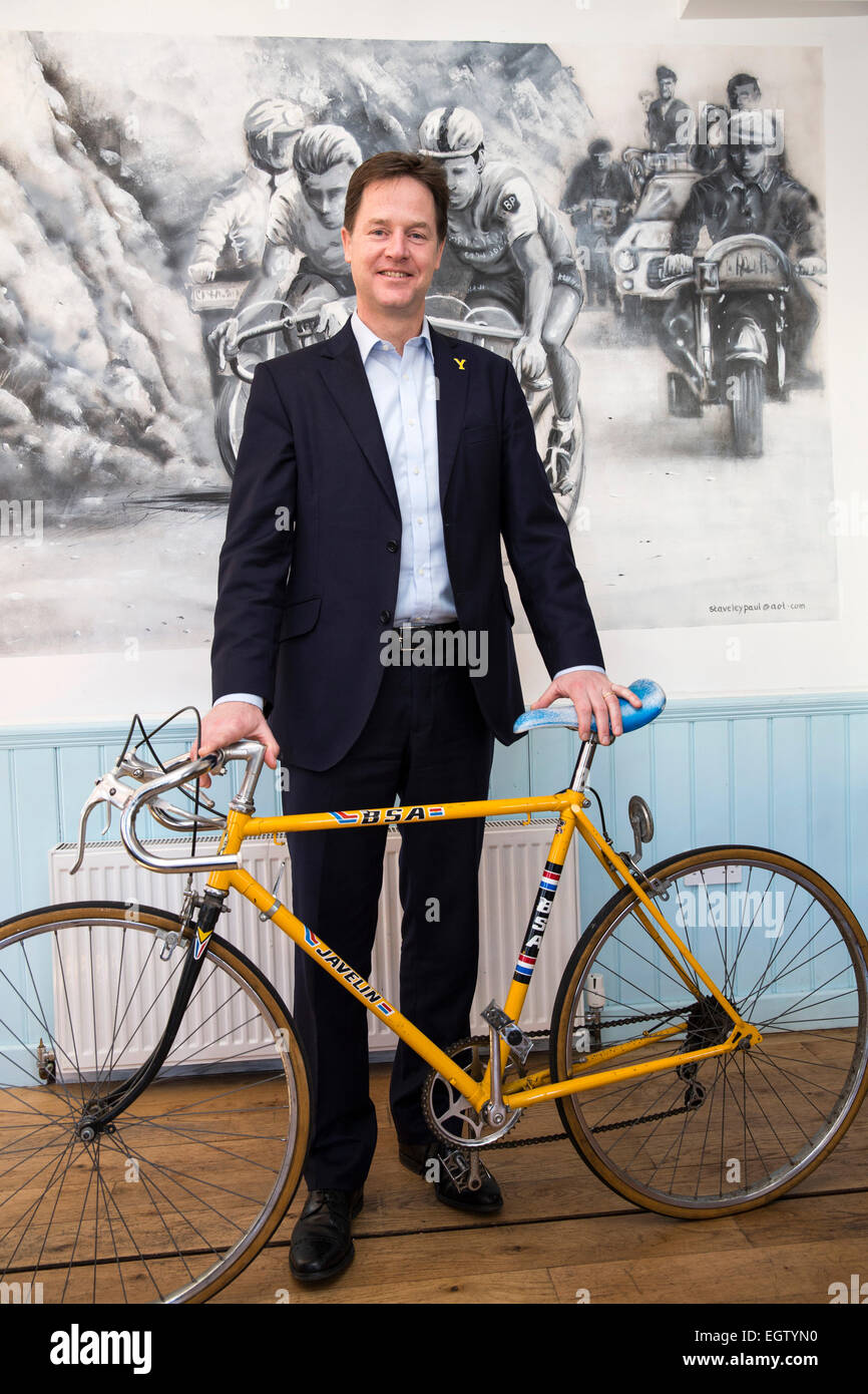 Der Vizepremierminister Nick Clegg Besuch Radsport Café Amici & Bici in Sheffield zu verkünden, Mittel für das Radrennen Stockfoto