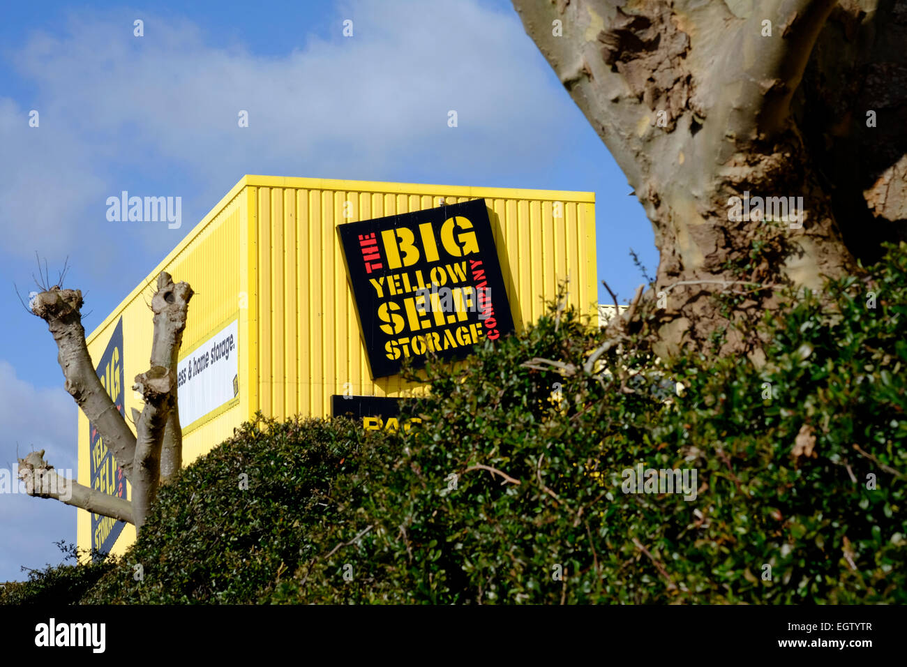 außen eine große gelbe Self-Storage-Einheit Stockfoto