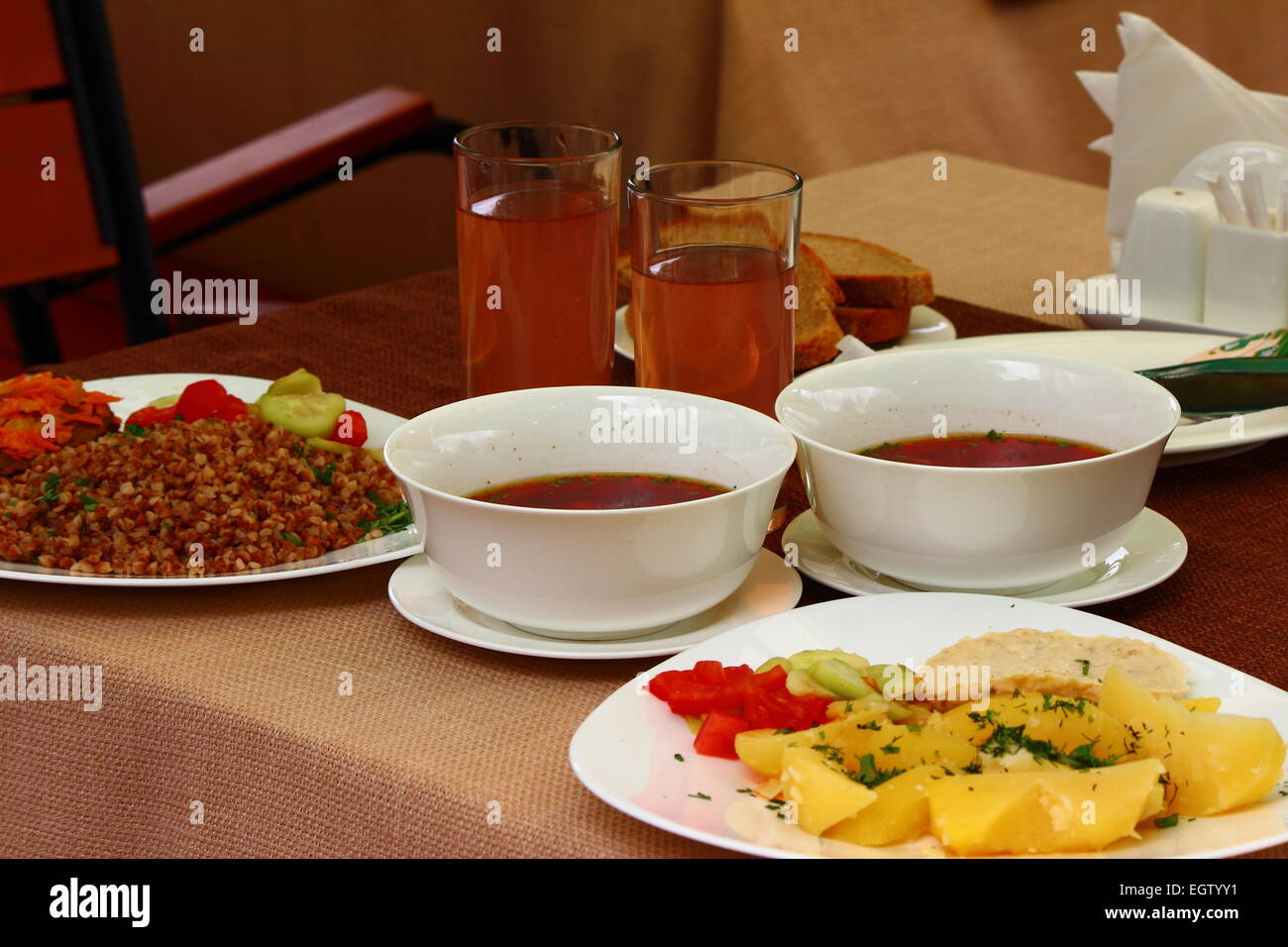 Mittagessen im Café in Form von Borschtsch, Kartoffeln, Buchweizen und Kompott Stockfoto