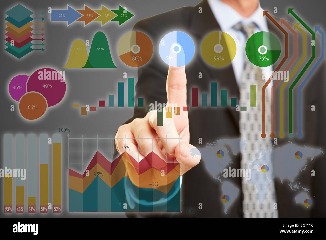 Hand mit Touchscreen mit Analyse der finanziellen Daten und Diagramme Stockfoto