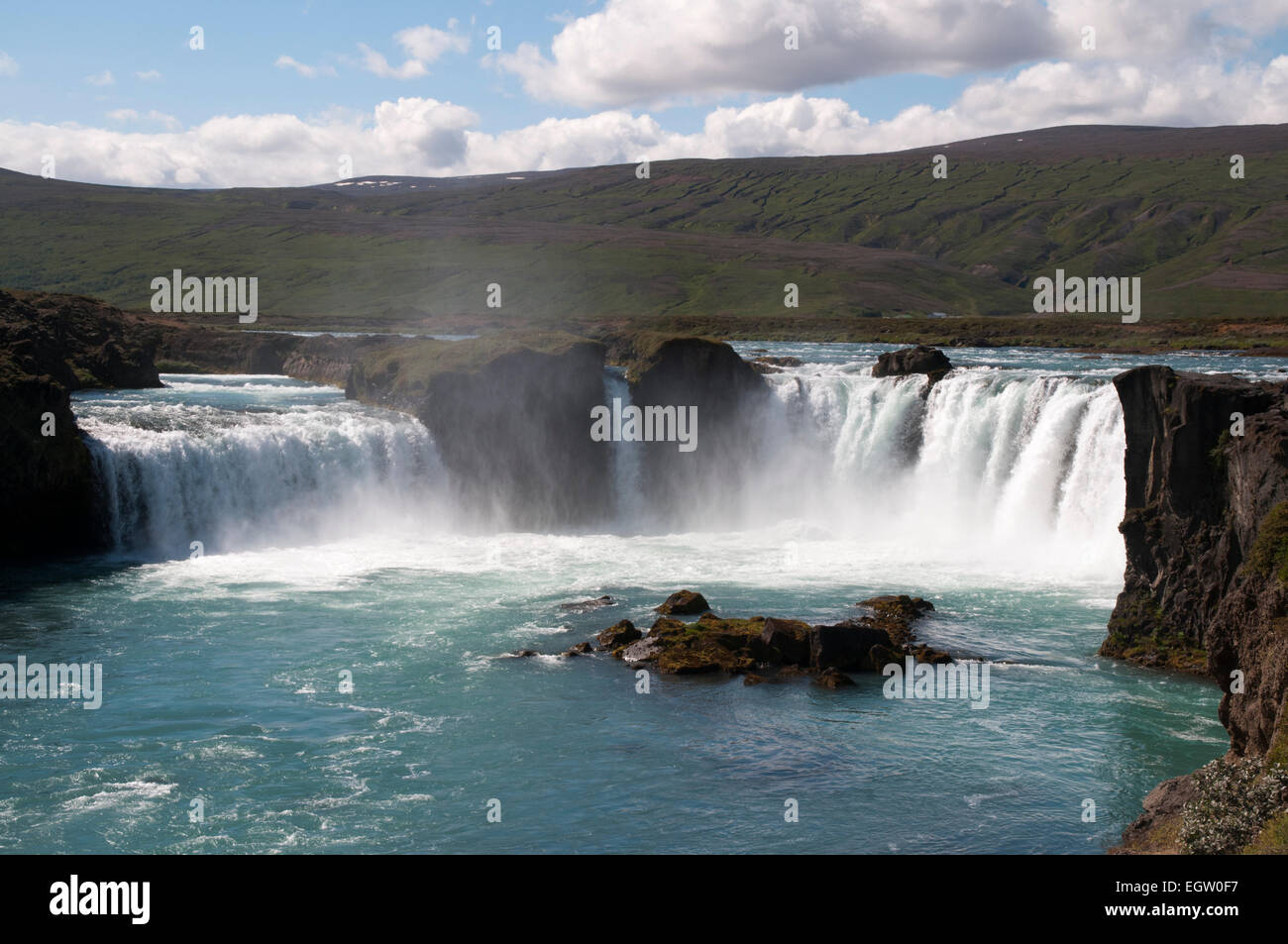 Goðafoss oder Wasserfall der Götter fällt auf einer Breite von 30 Metern zwölf Meter und bildet eines der spektakulärsten Wasserfälle Stockfoto