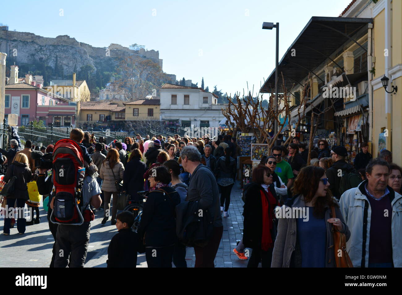 GRIECHENLAND ATTIKA ATHEN PLAKA BESCHÄFTIGT STRAßENSZENE IN MONASTIRAKI Stockfoto