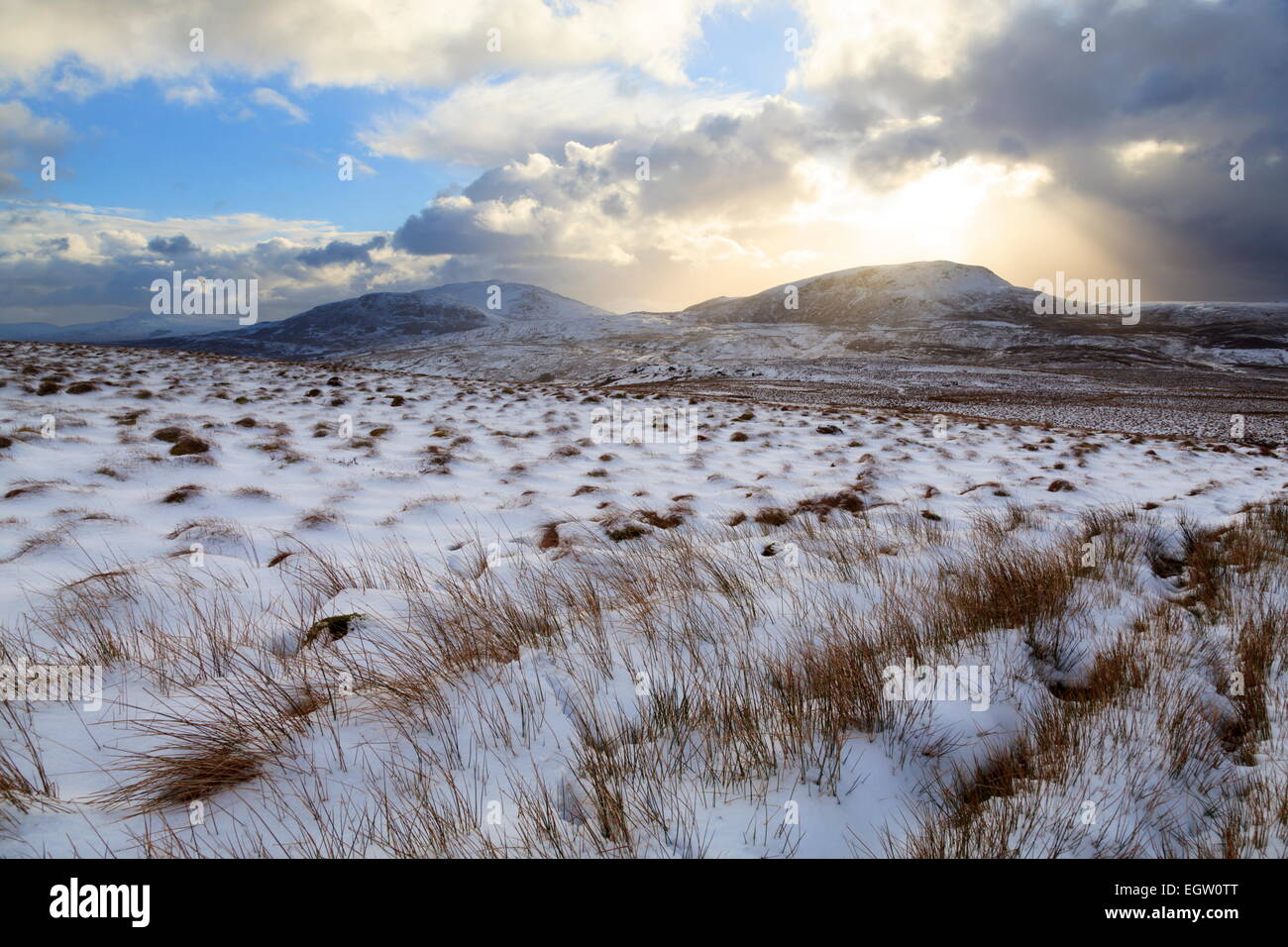 Eine niedrige beginnt Wintersonne über Arenig Fach, Snowdonia festlegen. Arenig Fawr sehen auf der linken Seite Stockfoto