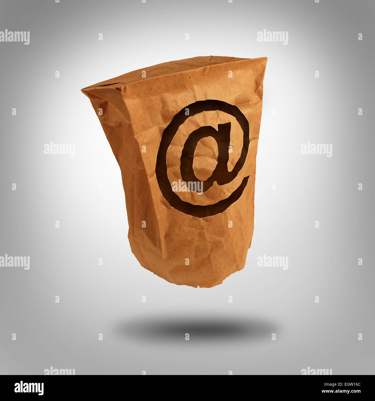 Digitale Identität und privat oder anonym soziales Netzwerkbenutzer auf das Internet als eine braune Papiertüte mit einem Loch als das e-Mail-Symbol mit einem kaufmännischen und-Zeichen Symbol geformt. Stockfoto