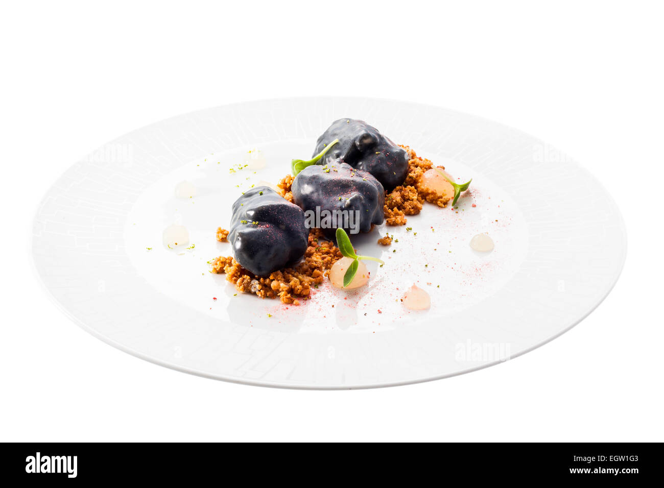 Süßes Dessert. Souffle in Schokolade auf dem Teller. Objekt auf einem weißen Hintergrund. Stockfoto