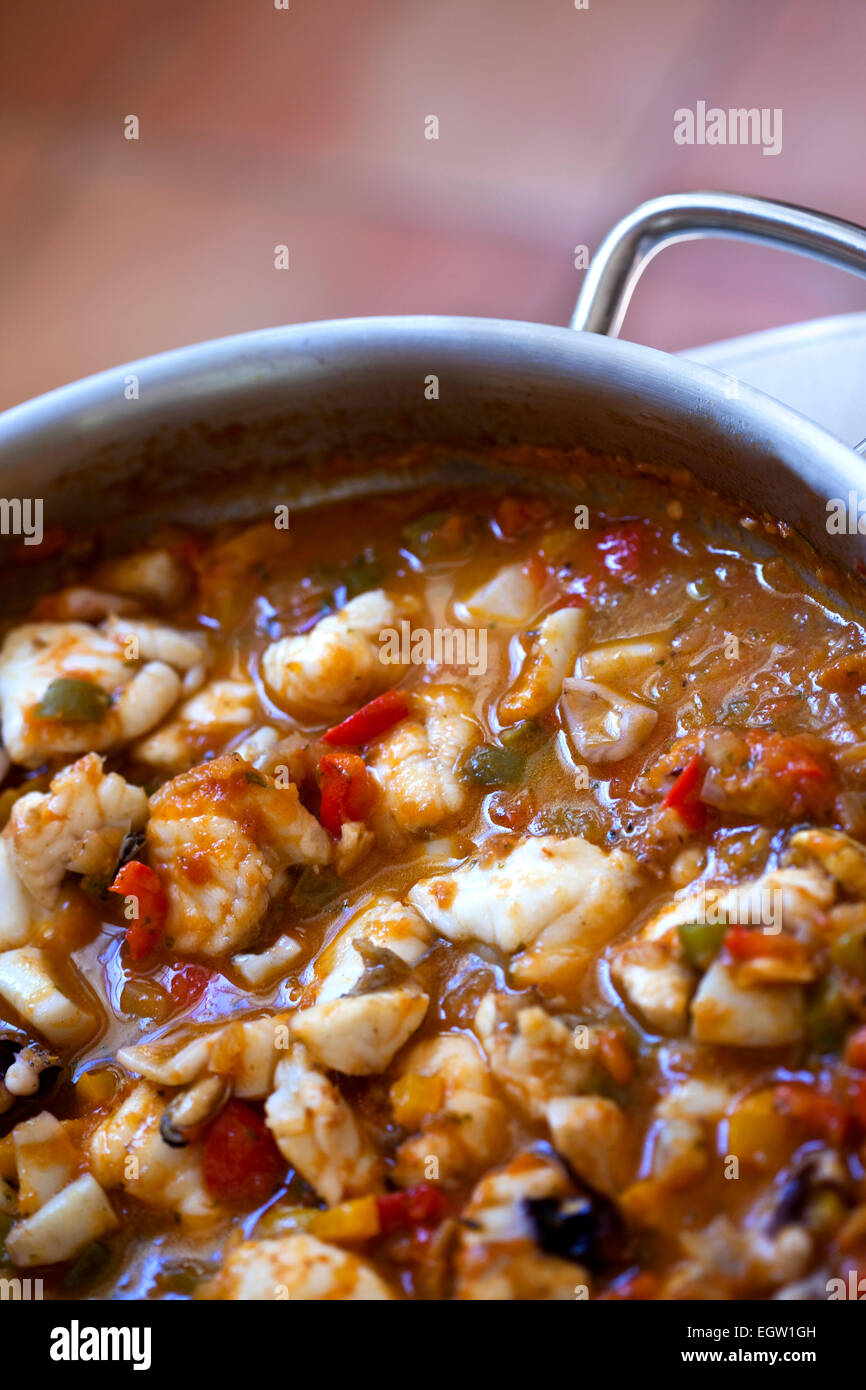 Meeresfrüchte Sauce in einer Pfanne mit Quappe, Krebstiere und Paprika Stockfoto